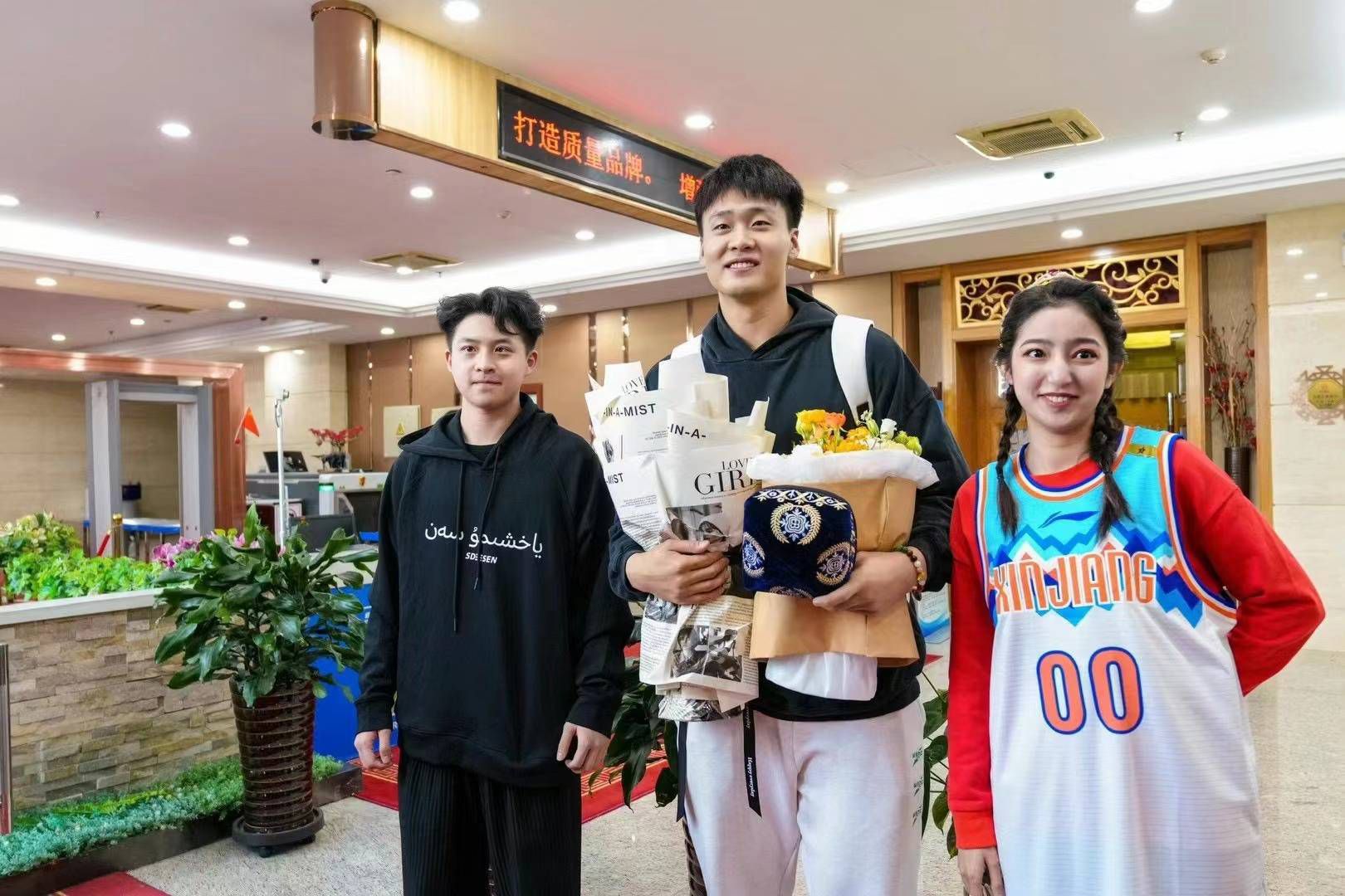 英足总官方写道：“一个独立的监管委员会在经过调查之后决定对卢顿罚款12万英镑，原因是2023年8月12日星期六英超联赛卢顿对阵布莱顿的比赛中，卢顿在控制球迷行为方面存在失职。